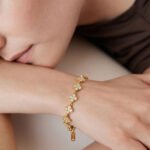 Bracciale acciaio dorato fiori bianchi 2602604 - Image 3